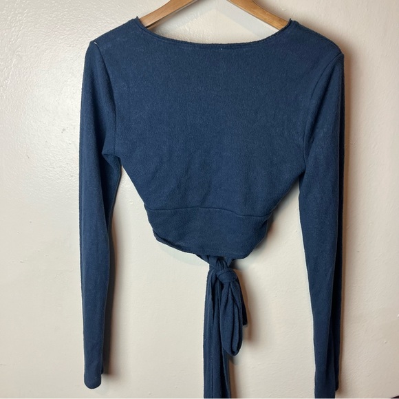 Out From Under Edith Fleece Wrap Top Blue Sweater Knit Size Large Navy Blue UO - Picture 6 of 6